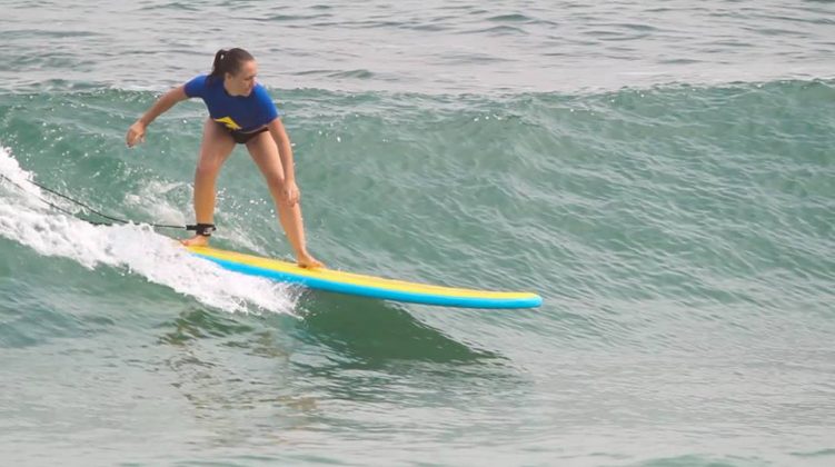 Rio Surf’n’Stay promove aulas de yoga e surfe aos sábados no Recreio dos Bandeirantes (RJ). Foto: Divulgação.