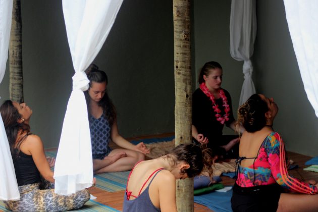 Rio Surf’n’Stay promove aulas de yoga e surfe aos sábados no Recreio dos Bandeirantes (RJ). Foto: Divulgação.