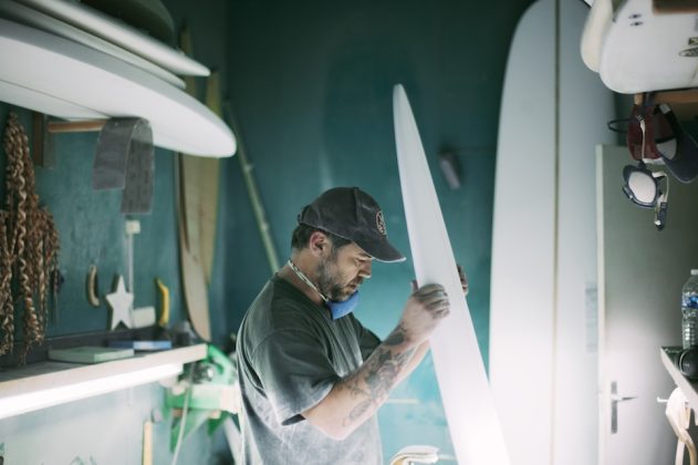 The Original Sixtyniner Shaper Axel Lortentz visita fábrica da SRS Surfboards para shaping session. . Foto: Divulgação.