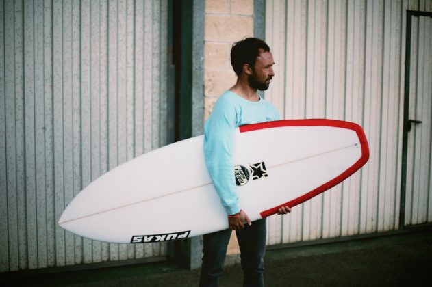 Kepa Acero com modelo El Loco de Axel Lorentz Shaper Axel Lortentz visita fábrica da SRS Surfboards para shaping session. . Foto: Divulgação.