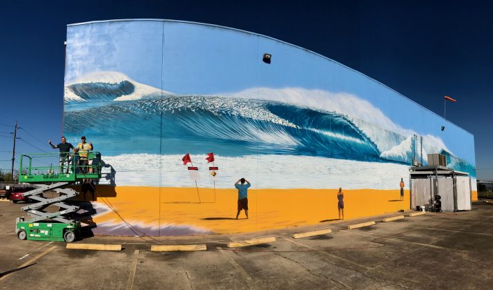  Artista e muralista, Hilton Alves pinta mural inspirado no Havaí, na cidade de Houston, no Texas (EUA). Foto: Arquivo pessoal.