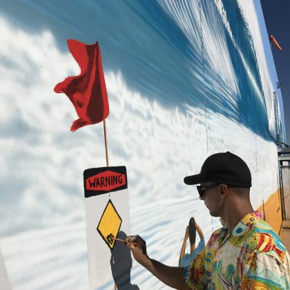  Artista e muralista, Hilton Alves pinta mural inspirado no Havaí, na cidade de Houston, no Texas (EUA). Foto: Arquivo pessoal.
