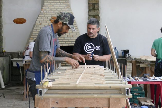 Últimas vagas para o workshop com David Weber Surfboards, onde o participante fará sua própria prancha de madeira. Foto: Divulgação.