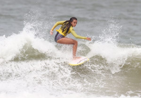 Yasmin Dias segunda etapa do Circuito Mormaii Surfuturo Groms, praia da Atalaia, Itajaí (SC).  . Foto: Basílio Ruy.