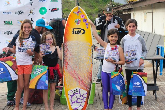 Categoria estreante no Circuito ASJ, a Feminino Sub-12 e suas finalistas. etapa decisiva do ASJ South to South, praia da Joaquina, Florianópolis. Foto: Rodrigo Amorim.