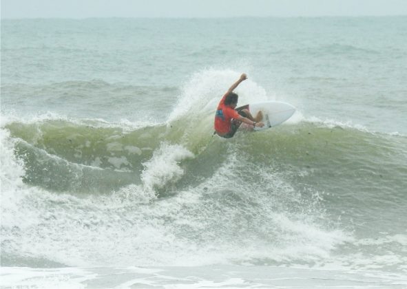 Kauê Germano, campeão da Iniciantes do Circuito terceira etapa do Circuito Sebastianense de Surf, praia de Guaecá, São Sebastião. Foto: Alexander Garcez.