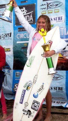 Pamella Mel, campeã Sub 12 do Circuito terceira etapa do Circuito Sebastianense de Surf, praia de Guaecá, São Sebastião. Foto: Alexander Garcez.