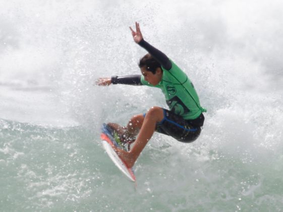 Caetano Silveira da ASJ Joaquina, terceiro colocado na Infantil.  Segunda etapa do Vida Marinha Surfing Games Interassociações 2016, praia do Santinho, Florianópolis (SC). Foto: Basílio Ruy.