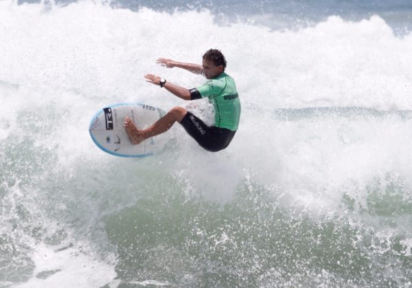Leonardo Mendes da ASB Barra do Sul, segundo lugar na Junior Segunda etapa do Vida Marinha Surfing Games Interassociações 2016, praia do Santinho, Florianópolis (SC). Foto: Basílio Ruy.