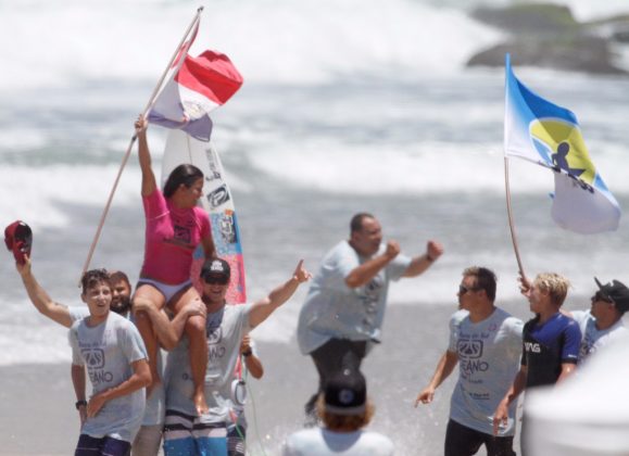 Associação de Barra do Sul (ASB) comemorando a vitória de Gabriela Leite na Feminino Segunda etapa do Vida Marinha Surfing Games Interassociações 2016, praia do Santinho, Florianópolis (SC). Foto: Basílio Ruy.