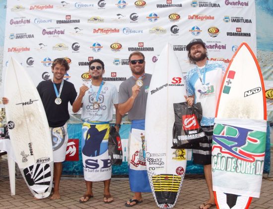 Pódio Open Vida Marinha Surfing Games Interassociações de 2016, praia da Vila, Imbituba (SC). Foto: Basílio Ruy.
