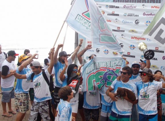 ASJ Joaquina venceu a etapa e terminou como vice-campeã do Circuito Vida Marinha Surfing Games Interassociações de 2016, praia da Vila, Imbituba (SC). Foto: Basílio Ruy.