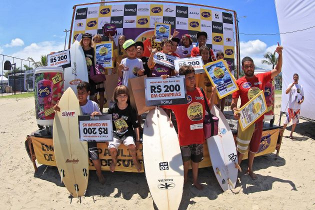 Pódio Final Encontro Paulista de Escolas de Surf, praia da Enseada, Bertioga (SP). Foto: Adriana Berlinck.