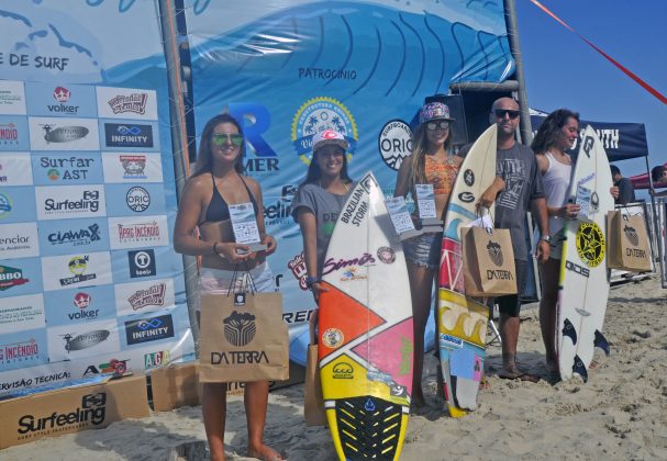 Pódio Feminino Copa Rio-Grandense de Surf Amador 2016, praia dos Molhes, Torres (RS). Foto: Bárbara Agra.