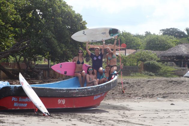 Só sorrisos depois do surfe em Pipes. Nicarágua. Foto: Phil Rajzman.