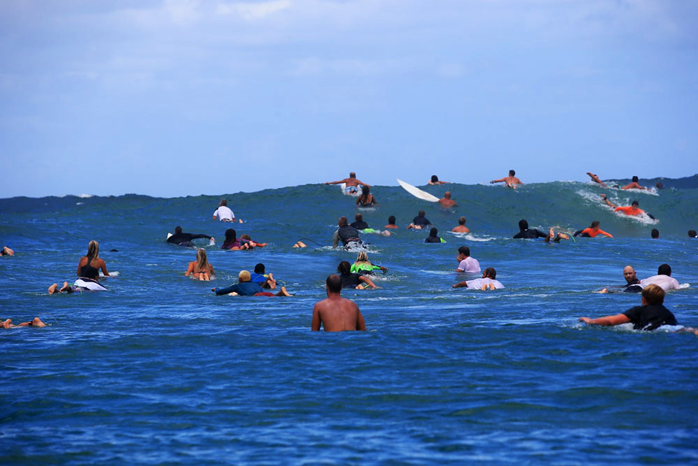 Gotículas do vírus viajam mais longe em ambientes com muito vento, como as praias, por exemplo.