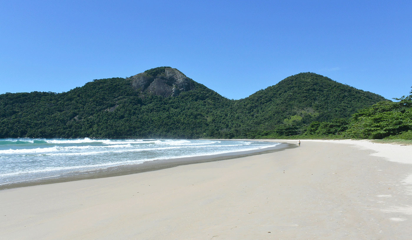 Praia de Dois Rios, um dos cartões-postais de Ilha Grande (RJ).
