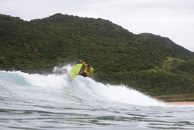 Vinicius XVI Mormaii Brasiliense de Surf, Praia do Silveira, Garopaba. Foto: James Thisted.