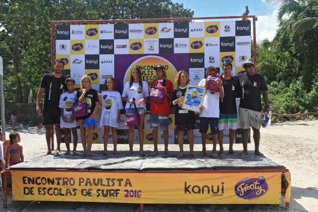 Pódio terceiro colocado, IGM2 Encontro Paulista de Escolas de Surf, praia da Baleia, São Sebastião. Foto: Thais Serra.
