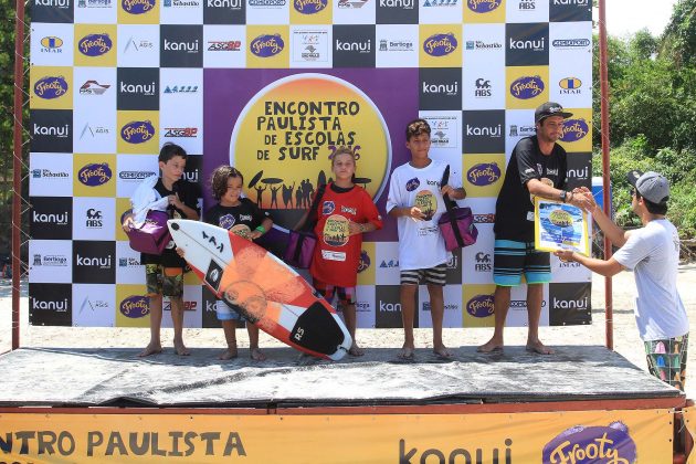 Pódio quarto colocado, Adriano Camargo Encontro Paulista de Escolas de Surf, praia da Baleia, São Sebastião. Foto: Thais Serra.
