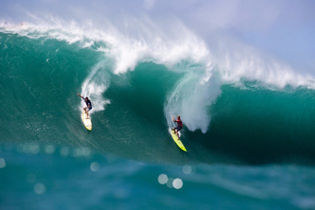 Mason Ho (HAW) e John Florence (HAW) compartilham uma onda durante o mais recente Eddie em 25 de fevereiro de 2016. Quiksilver Eddie Aikau, Waimea Bay, Havaí. Foto: Federação Gaúcha de Bodyboarding.