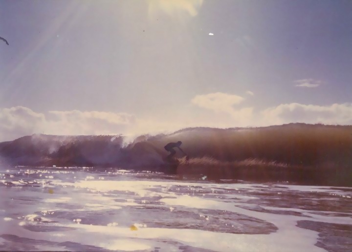 Bruno Alves se projeta para mais um canudo na Tiririca, Itacaré, inverno de 1980. Itacaré (BA). Foto: Gabriel Angi / Surf Van.