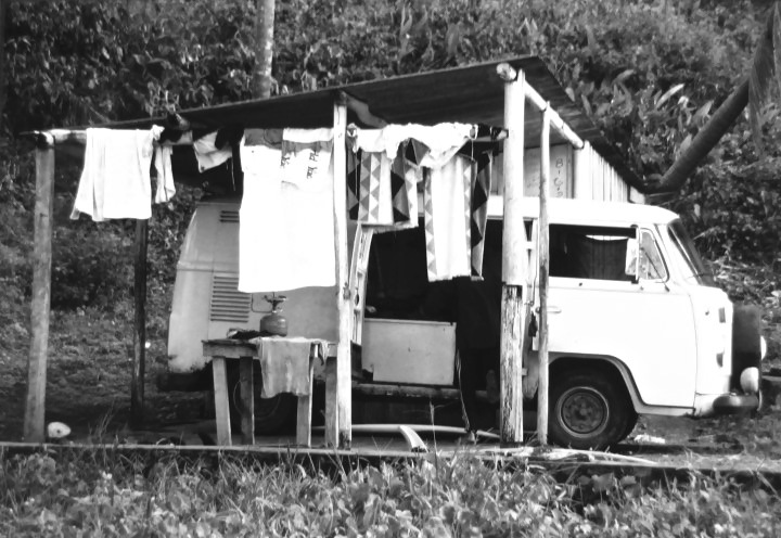 Nossa Kombi estacionada na velha construcão que servia de abrigo na praia da Tiririca. Itacaré Bahia, inverno de 1979. Itacaré (BA). Foto: Gabriel Angi / Surf Van.