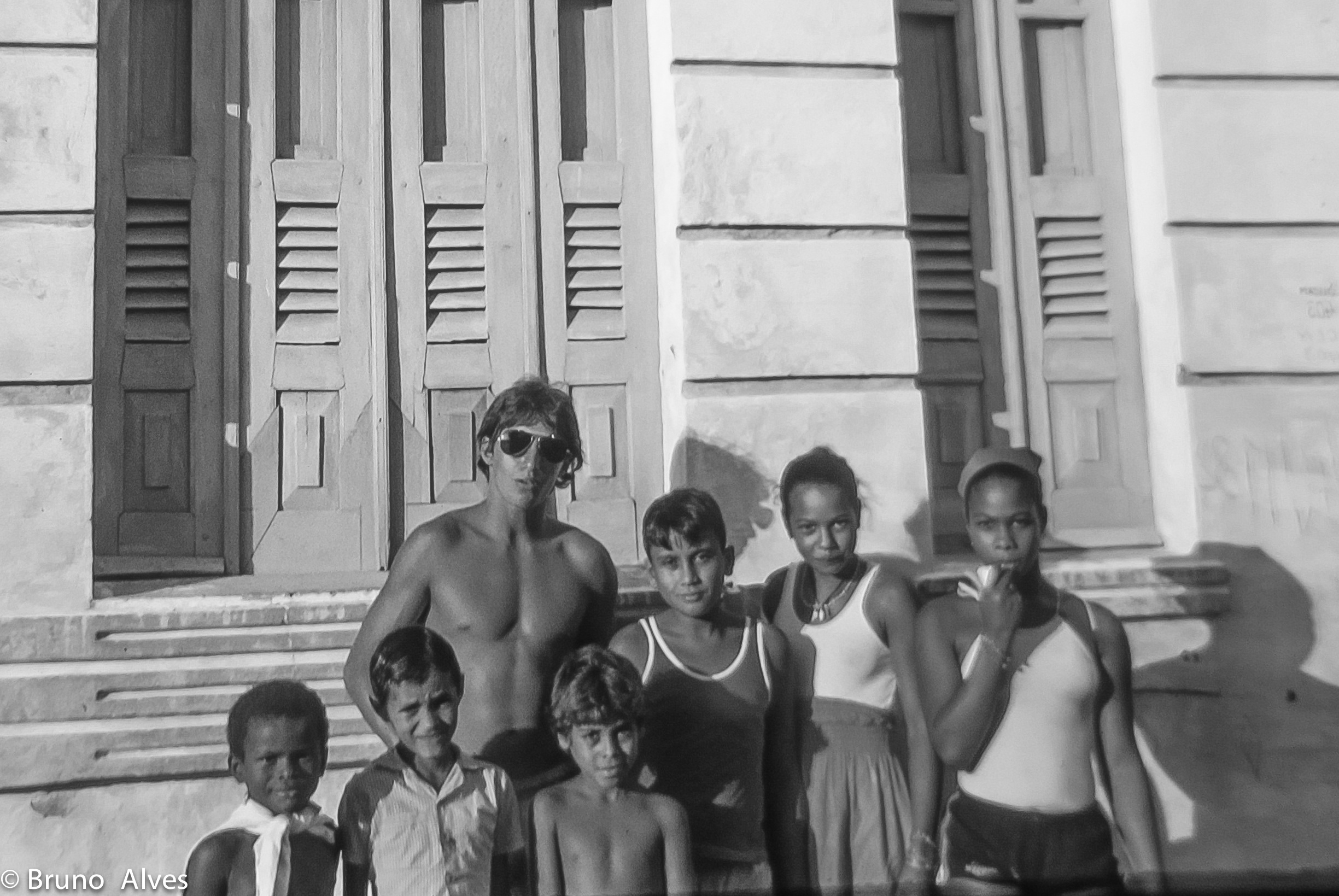 Bruno com nativos locais, início dos anos 80. Foto: Alberto Alves. Itacaré (BA). Foto: Bruno Alves.