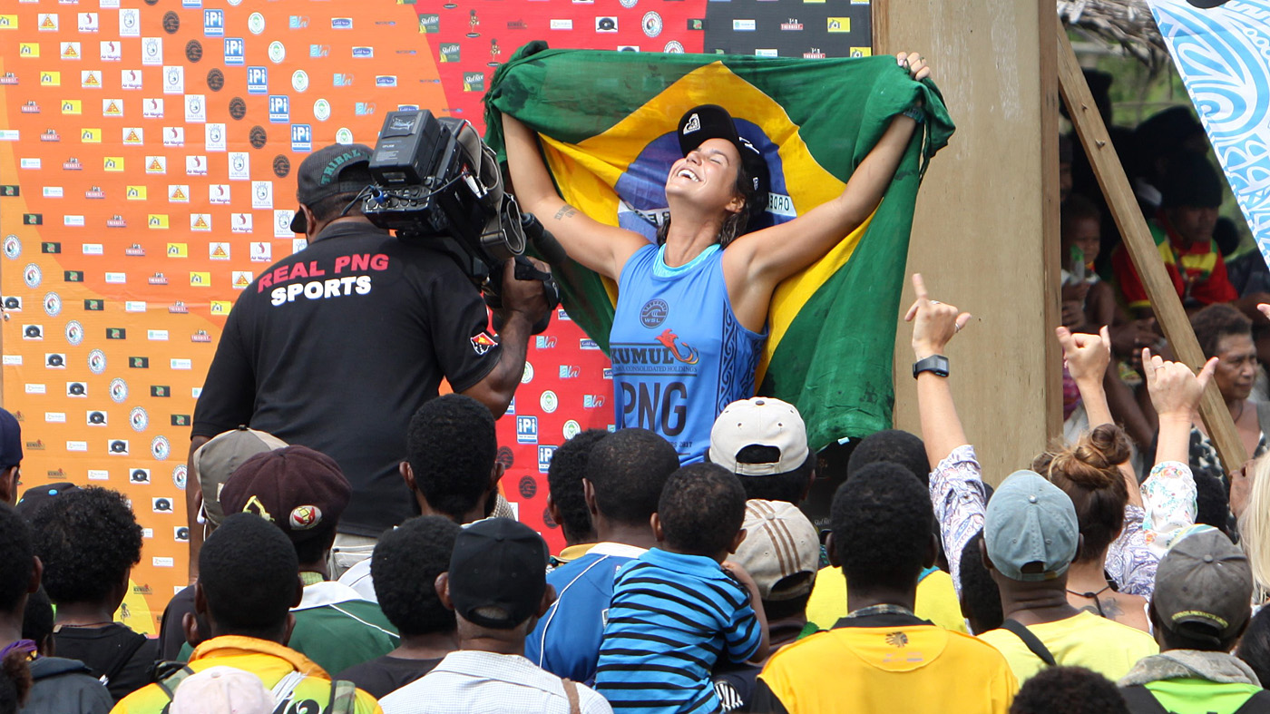 Chloé Calmon no pódio do Mundial de Longboard 2017 em Uligan Bay, Papua Nova Guiné.