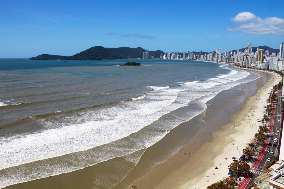 Balneário Camboriú tem praias liberadas para os esportes individuais.