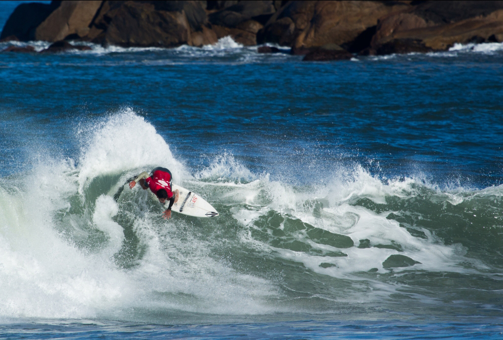 Victor Borges em ação durante o Imbituba Surf Tour em 2017.