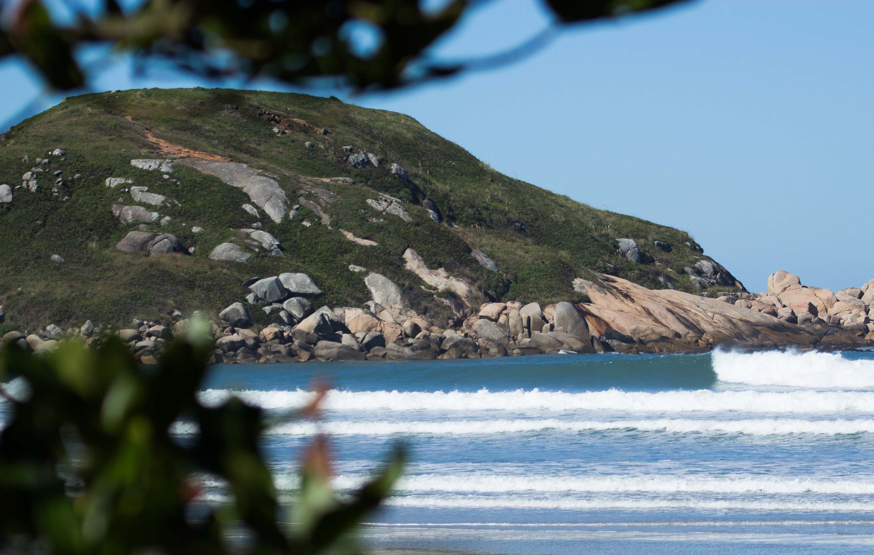 Ondas devem quebrar com meio metro e boa formação na praia da Vila.