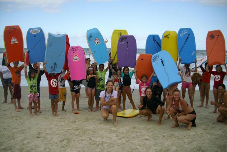 Direção da Associação de Surf do Matadeiro promove o bodyboarding feminino no pico.