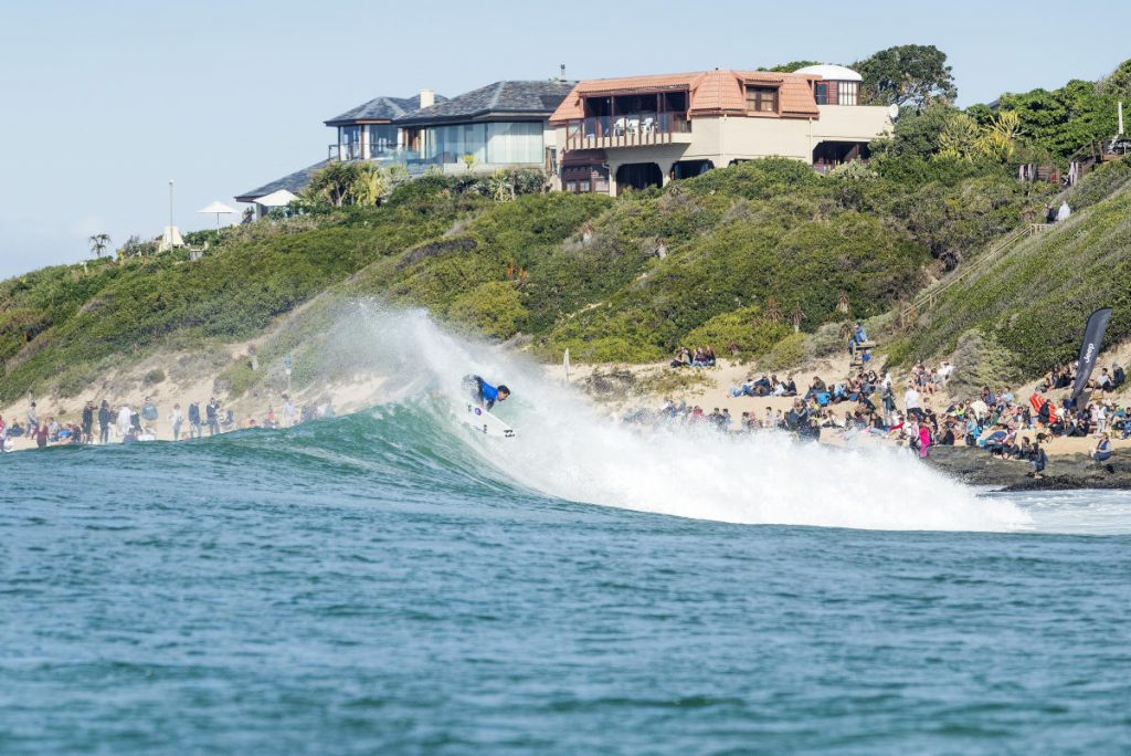 Italo Ferreira está na decisão em J-Bay.