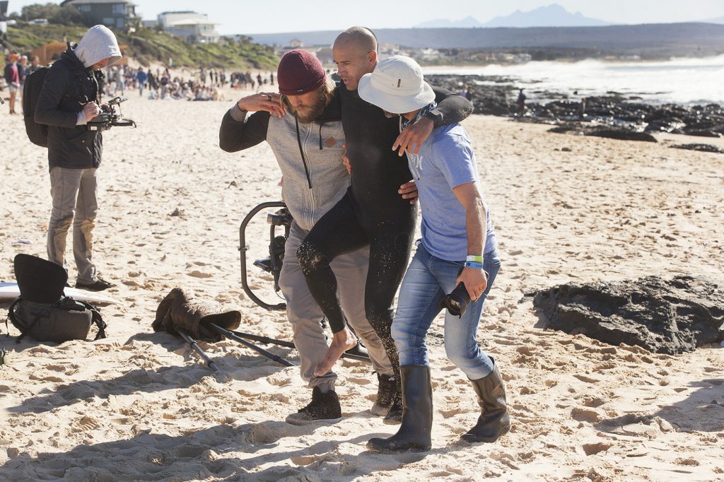 Kelly Slater volta à praia onde fraturou o pé direito em 2017.