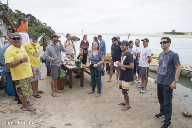 Almoço na beira do rio oferecido pela ass, Nick Mucha, diretor do Programa das Reservas Mundiais de Surf, visita a Guarda do Embaú. Foto: Plínio Bordin.