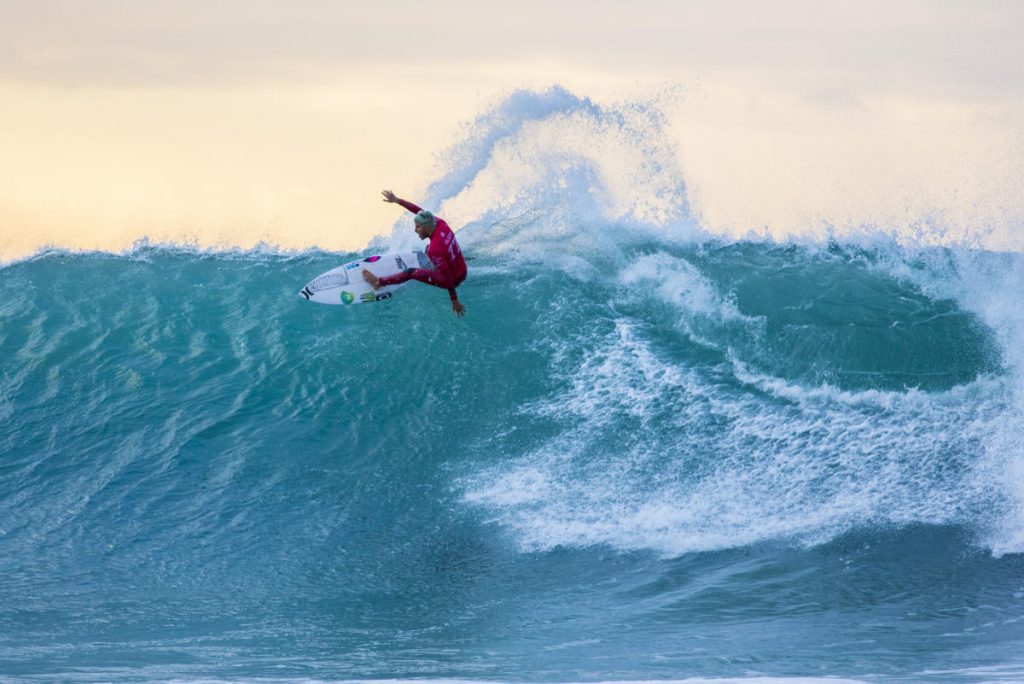 Filipe Toledo defende o título da etapa e é o mais próximo de Julian no ranking.