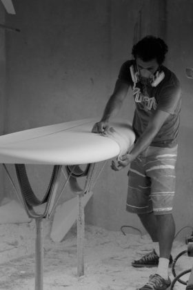 Rogério Arenque fala sobre a importância no processo de fabricação de uma prancha e na valorização dos profissionais. Foto: Divulgação.