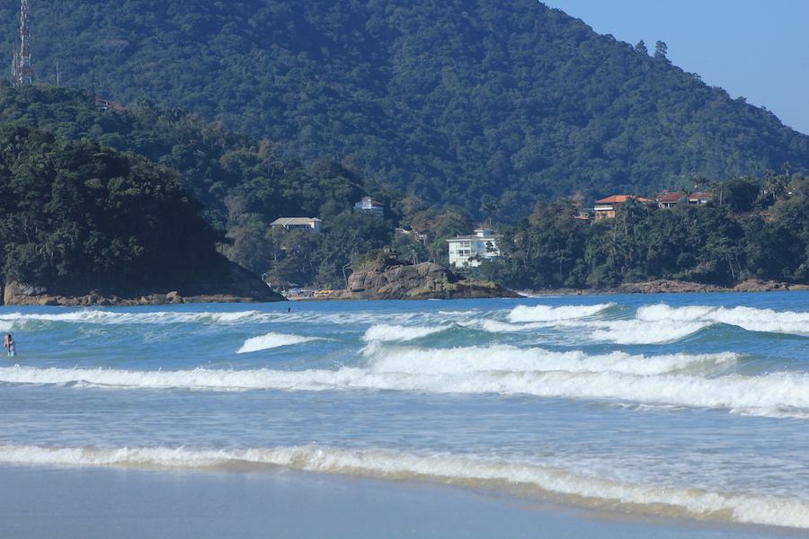 Lutadores encaram desafio nas ondas da Praia Grande.