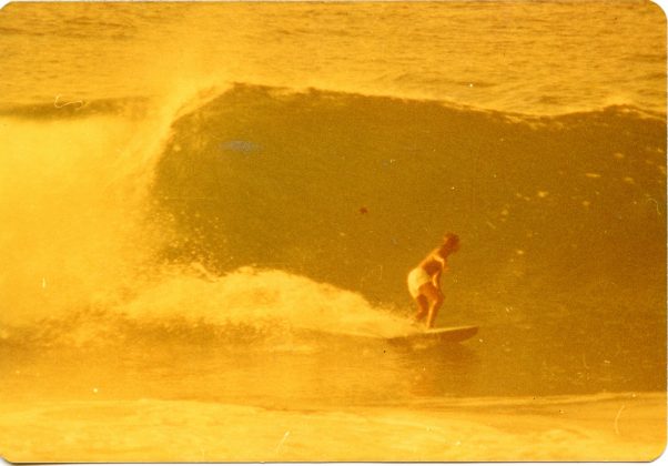 Augusto Alves virando no Cepilho em 1975, Trindade (RJ). Foto: Andy Goldstein.