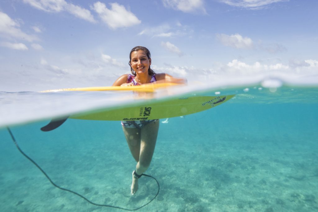 Maya Gabeira é a atual recordista de maior onda já surfada por uma mulher em toda a história.