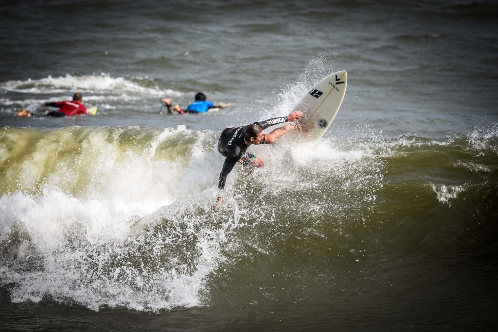 Ricardo Tatuí foi campeão na França vencendo ninguém menos do que Kelly Slater, Damien Hardman e Barton Lynch.