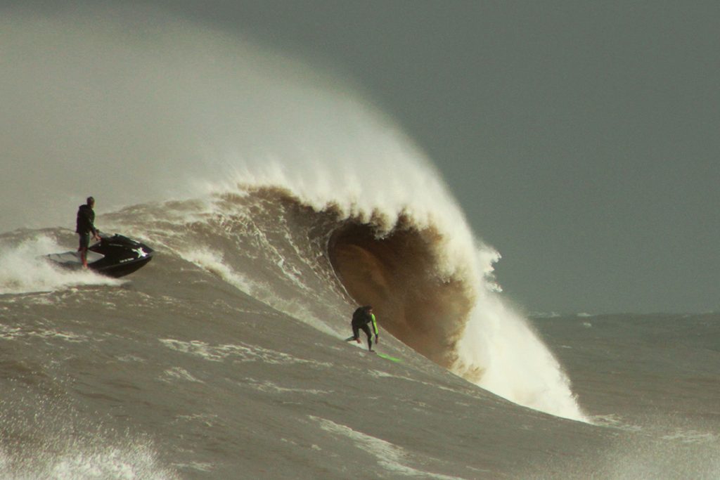 Ondas de 3,5 metros são esperadas na Praia do Cardoso.