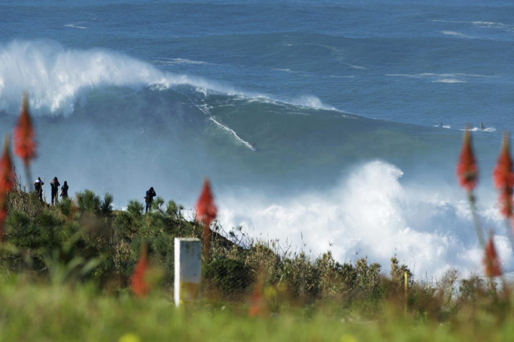 Tom Butler em ação na Praia do Norte, Nazaré.