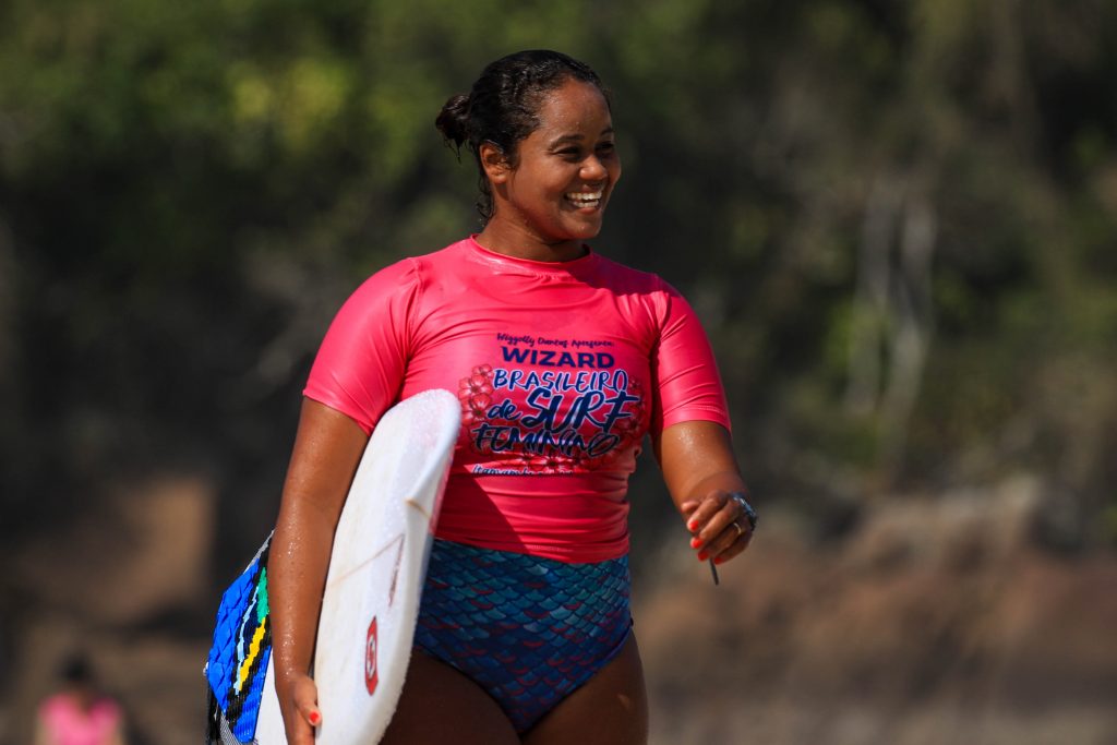 Bicampeã brasileira, Suelen Naraisa ministra clínica de surfe para crianças de projetos sociais em Itamambuca.