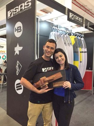 Rodrigo Silva e sua esposa Faniana comemorando a vitória, The Board Trader Show 2017. Foto: Divulgação.