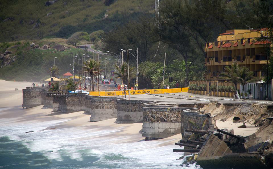 Construções sobre a faixa de areia geraram estragos na Praia da Macumba, Rio de Janeiro (RJ).