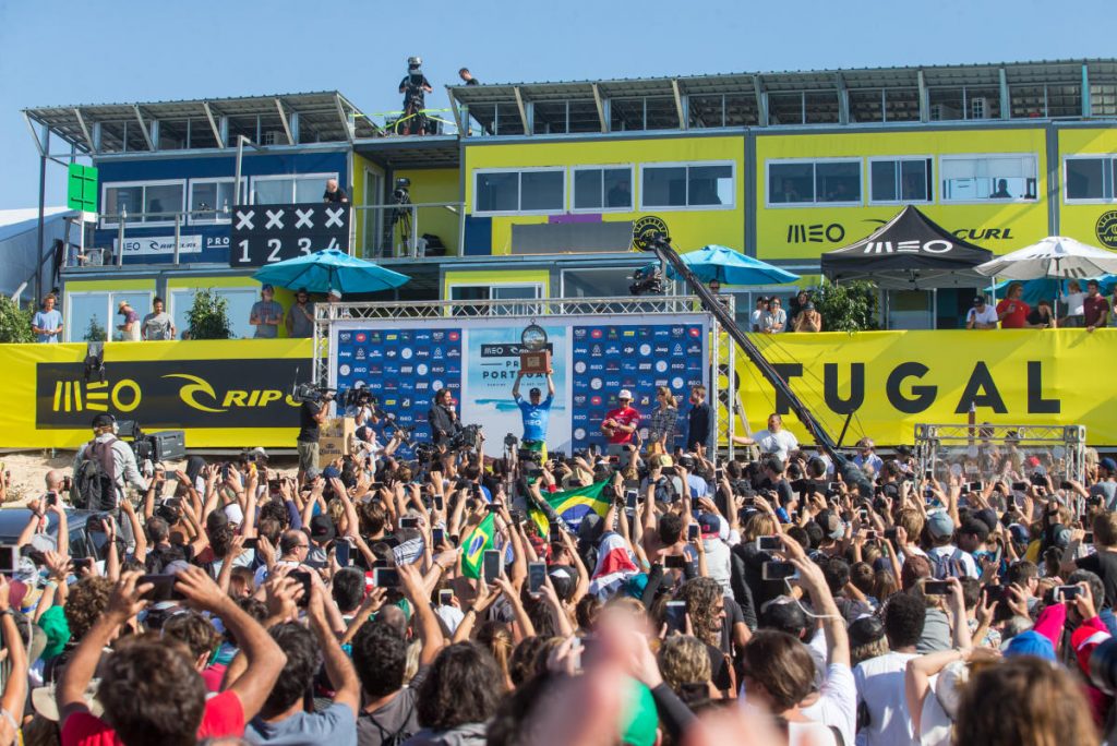 Todos os anos, o surfe leva milhares de turistas a Peniche, palco português do Championship Tour.