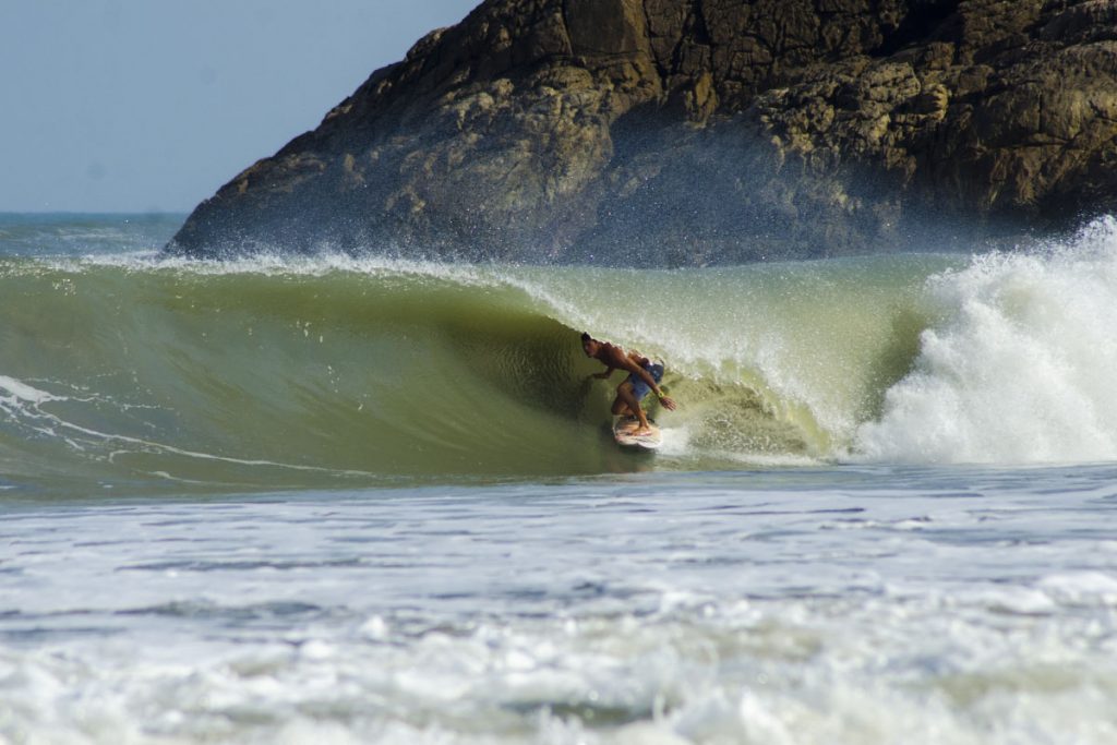 Camburi é um dos principais picos de surfe do litoral norte paulista.