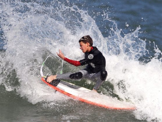 Danilo Muniz, irmão dos surfistas Alejo e Santiago Muniz, vem mostrando muita evolução em suas performances, e terminou em segundo na Iniciantes, Mormaii Surfuturo Groms 2017, Atalaia, Itajaí (SC). Foto: Basilio Ruy.